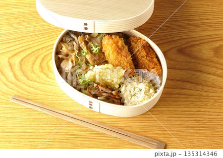 きのこご飯とカキフライ弁当 きのこご飯とカキフライ弁当 135314346