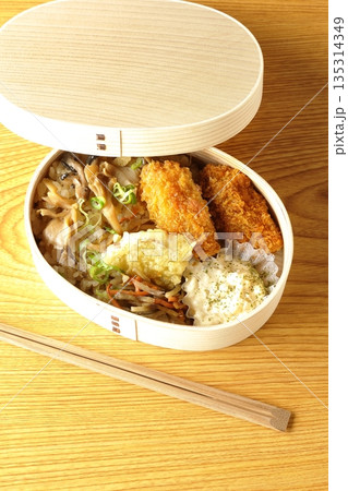 きのこご飯とカキフライ弁当 135314349