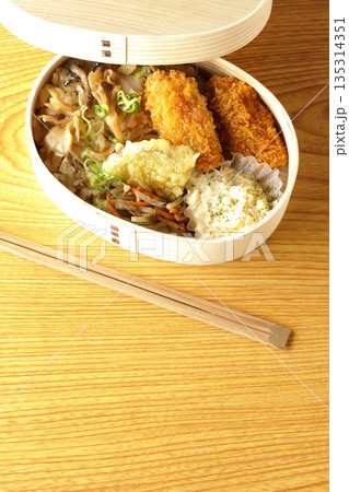 きのこご飯とカキフライ弁当 きのこご飯とカキフライ弁当 135314351