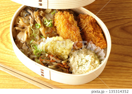 きのこご飯とカキフライ弁当 135314352