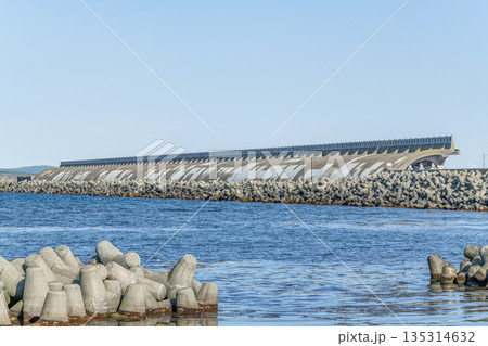 北海道稚内市　北海道遺産に選定されている稚内港北防波堤ドーム（全景） 135314632