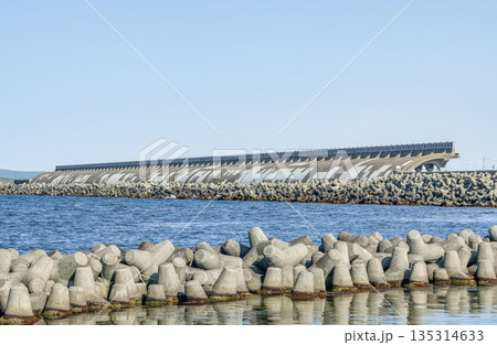 北海道稚内市 北海道遺産に選定されている稚内港北防波堤ドーム(全景) 北海道稚内市 北海道遺産に選定されている稚内港北防波堤ドーム(全景) 135314633