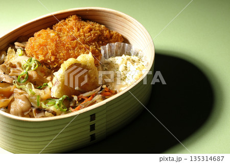 きのこご飯とカキフライ弁当 きのこご飯とカキフライ弁当 135314687