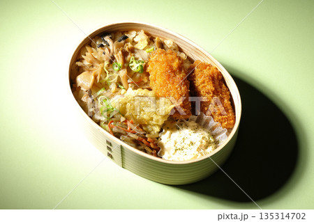 きのこご飯とカキフライ弁当 135314702