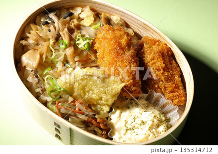 きのこご飯とカキフライ弁当 135314712