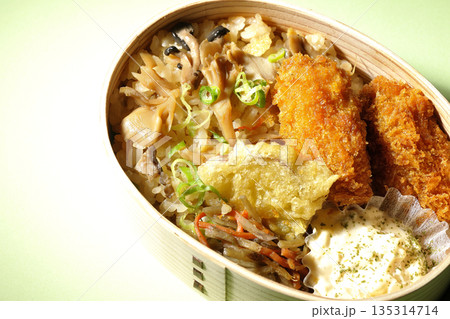 きのこご飯とカキフライ弁当 135314714