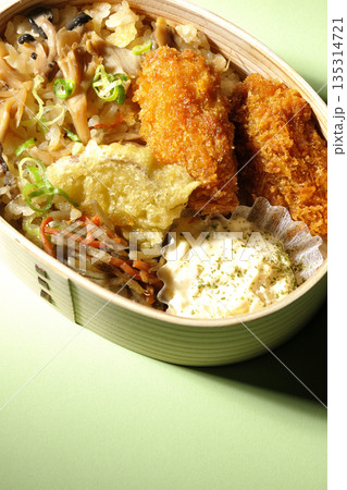 きのこご飯とカキフライ弁当 135314721