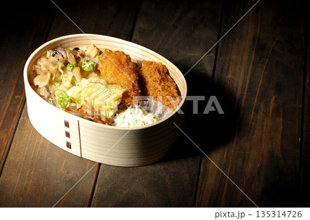 きのこご飯とカキフライ弁当 135314726