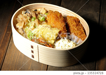 きのこご飯とカキフライ弁当 きのこご飯とカキフライ弁当 135314728