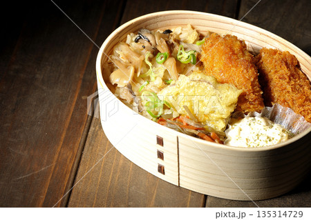 きのこご飯とカキフライ弁当 135314729