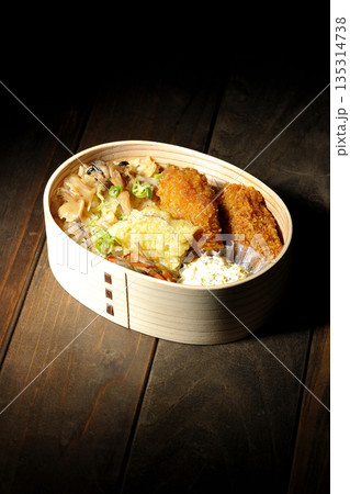 きのこご飯とカキフライ弁当 135314738