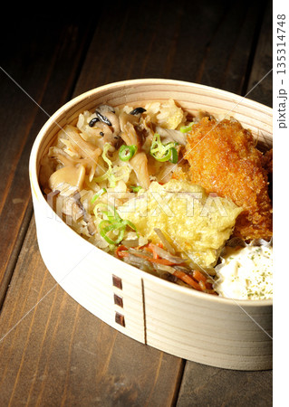きのこご飯とカキフライ弁当 きのこご飯とカキフライ弁当 135314748