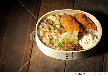 きのこご飯とカキフライ弁当 きのこご飯とカキフライ弁当 135314753