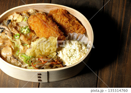 きのこご飯とカキフライ弁当 135314760