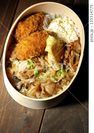 きのこご飯とカキフライ弁当 135314775