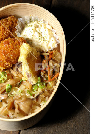 きのこご飯とカキフライ弁当 135314780