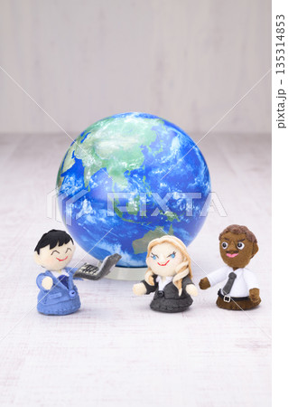 ビジネスマンの人形と地球儀による国際取引イメージ ビジネスマンの人形と地球儀による国際取引イメージ 135314853