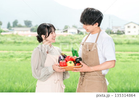 野菜を持つ農業従事者の男性と女性(農家,夏野菜,新鮮,ふるさと納税) 野菜を持つ農業従事者の男性と女性(農家,夏野菜,新鮮,ふるさと納税) 135314864