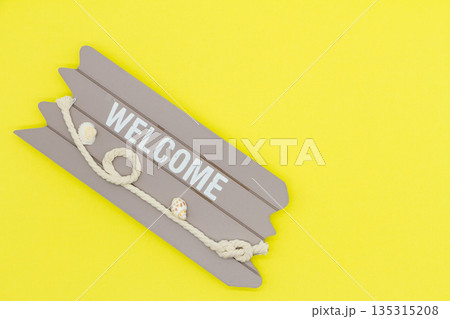 黄色背景に置かれたWELCOME看板 135315208