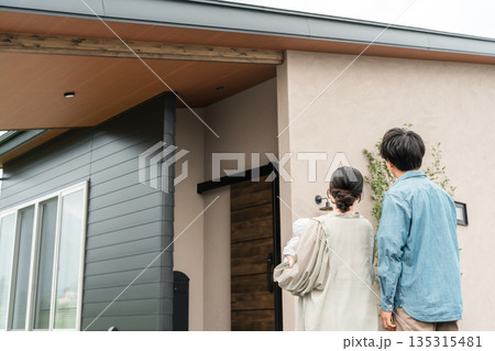 新築のマイホームを建てた夫婦・家族(リフォーム・リノベーション) 新築のマイホームを建てた夫婦・家族(リフォーム・リノベーション) 135315481