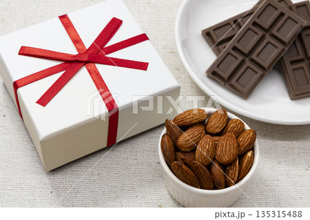 ギフト箱とチョコとアーモンド ギフト箱とチョコとアーモンド 135315488