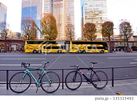 東京駅丸の内南口の観光バス乗り場付近の景色 135315493