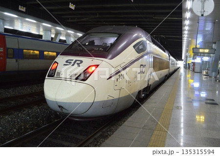 韓国　釜山駅に停車するSRT 135315594