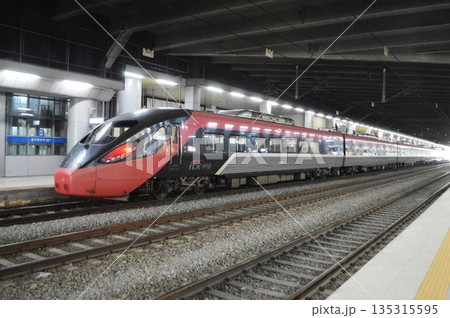 韓国　釜山駅に停車するITXセマウル号 135315595