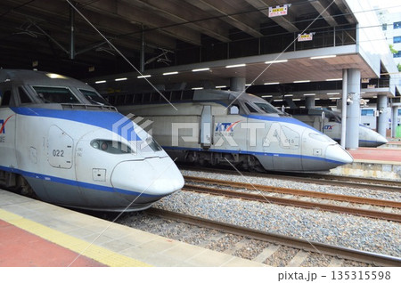 韓国　釜山駅に停車する3編成のKTX 135315598