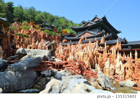 韓国江原道 江原総合博物館の屋外展示 韓国江原道 江原総合博物館の屋外展示 135315601