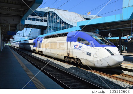 韓国 光州松汀駅に停車するKTX-山川(サンチョン) 韓国 光州松汀駅に停車するKTX-山川(サンチョン) 135315608