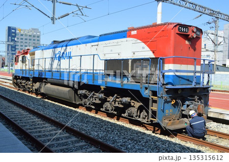 韓国　光州松汀駅に停車中の大型ディーゼル機関車の後方 135315612