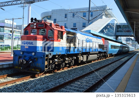 韓国　光州松汀駅に停車する列車と大型ディーゼル機関車 135315613