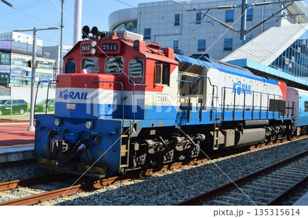 韓国　光州松汀駅に停車する列車と大型ディーゼル機関車 135315614