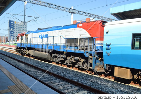 韓国　光州松汀駅に停車する列車と大型ディーゼル機関車 135315616