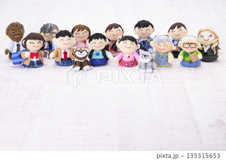色々な人種や世代、職業の人々 135315653