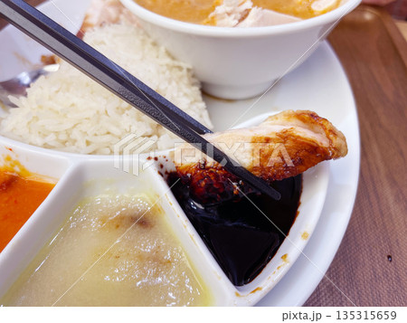 シンガポールチキンライス ハイナンチキンライスの定番アジア飯 135315659