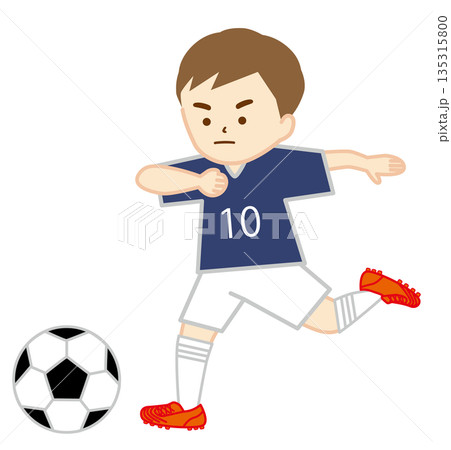 サッカーの試合でシュートをする男の子 135315800