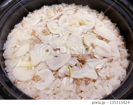 土鍋炊きたての玄米 にんにくスライス入りの香り豊かなご飯 土鍋炊きたての玄米 にんにくスライス入りの香り豊かなご飯 135315824