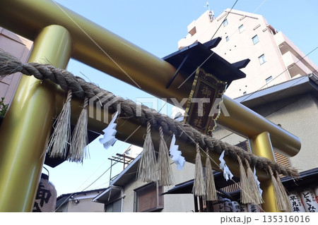 京都市中京区　御金神社　金運　金属　金運上昇　金運アップ　金運神社　鳥居　金色　銀杏　 135316016