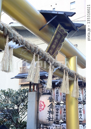 京都市中京区　御金神社　金運　金属　金運上昇　金運アップ　金運神社　鳥居　金色　銀杏　 135316021
