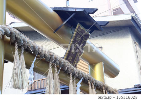 京都市中京区　御金神社　金運　金属　金運上昇　金運アップ　金運神社　鳥居　金色　銀杏　 135316028