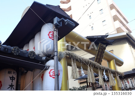 京都市中京区 御金神社 金運 金属 金運上昇 金運アップ 金運神社 鳥居 金色 銀杏 京都市中京区 御金神社 金運 金属 金運上昇 金運アップ 金運神社 鳥居 金色 銀杏 135316030