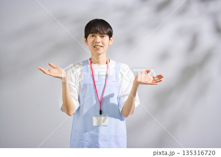 エプロンをした20代男性保育士 エプロンをした20代男性保育士 135316720