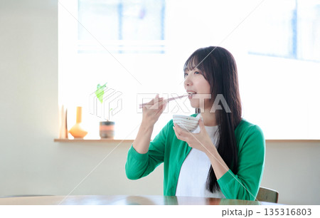 サラダを食べる若い女性 135316803