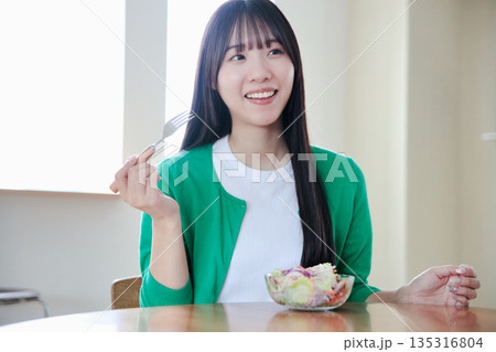 サラダを食べる若い女性 サラダを食べる若い女性 135316804