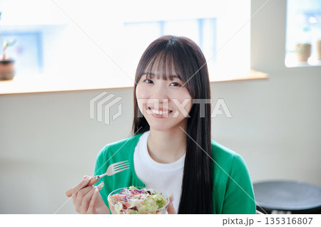 サラダを食べる若い女性 135316807