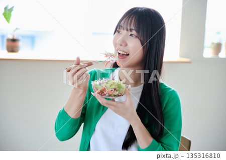サラダを食べる若い女性 135316810