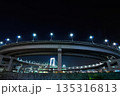 夜のレインボーブリッジと芝浦ループ橋の夜景  135316813