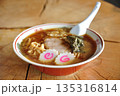 切り株のテーブルに置かれた醤油ラーメン 135316814